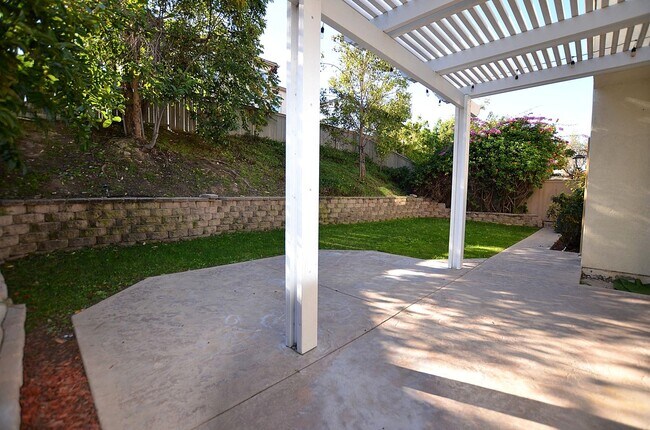 Building Photo - 4Br/3-1/2 bathroom Home