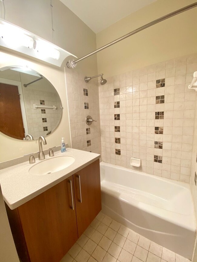 Building Photo - 4 Bedroom/3.5 Bath. UC Rental Located on J...