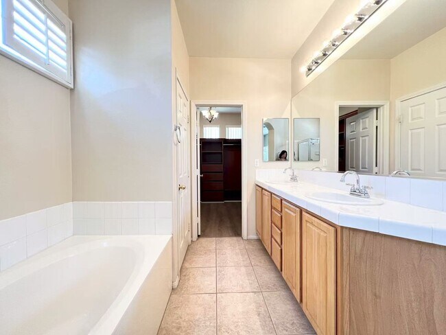 Building Photo - Wonderfully two-story single-family property