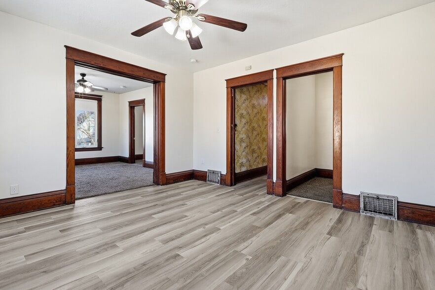 Building Photo - 104 Jessamine Ave W