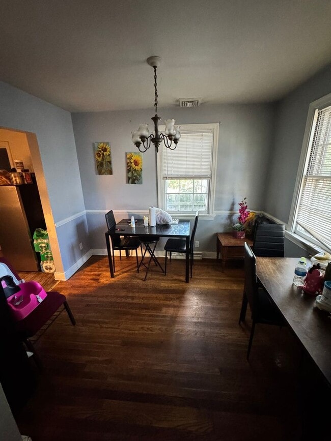 Building Photo - 5 bed 2 bath house with huge backyard