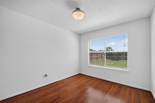 Building Photo - 1806 Oak Ridge Dr