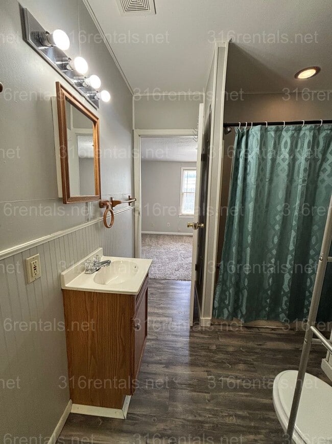 Building Photo - Two bed one bath available now!