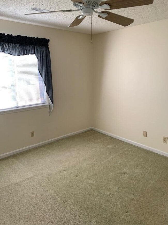 Building Photo - 2 bedroom 2 bath condo. Second Floor $1350/month