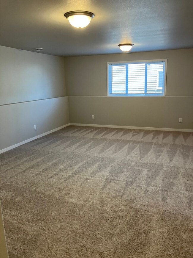 Building Photo - 4 Bed 3 Bath Single Family Home