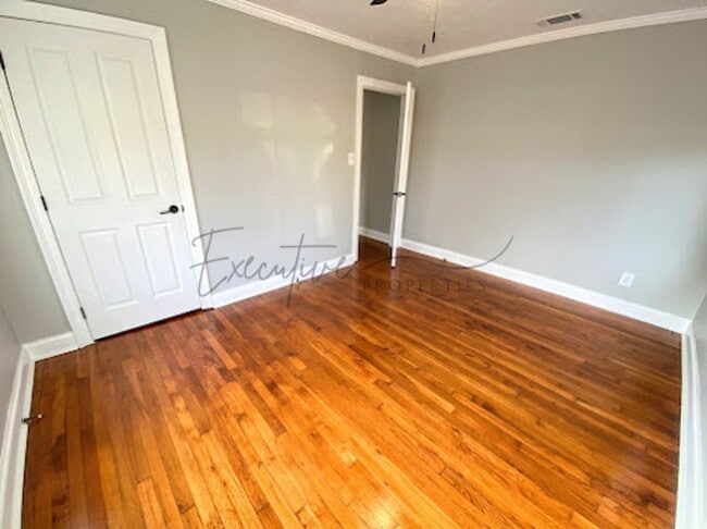 Building Photo - Remodeled 2BR/1BA with Hardwood Floors & L...