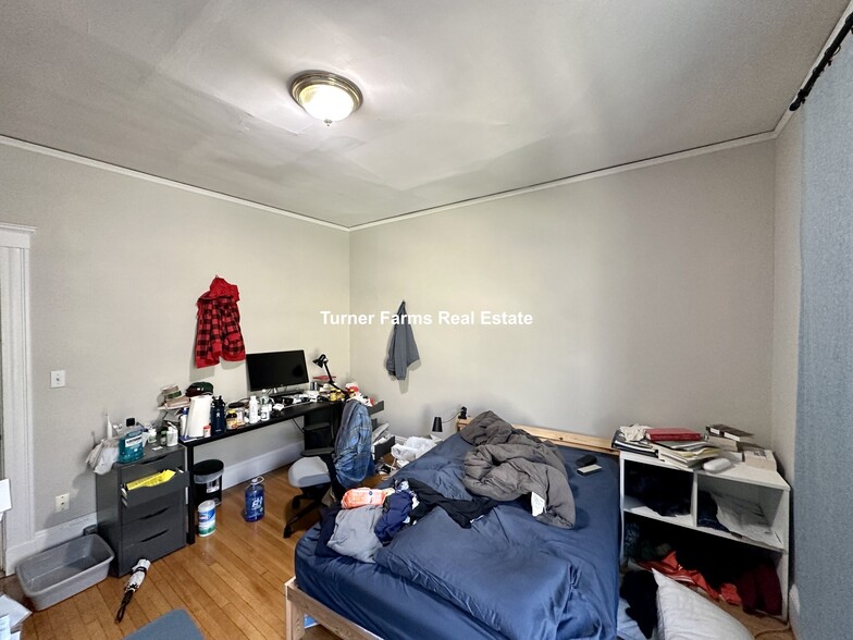 Building Photo - 8A Forest St