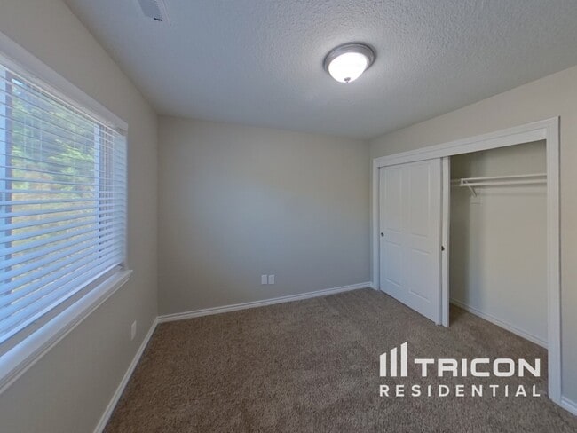 Building Photo - 16050 SW Loon Dr