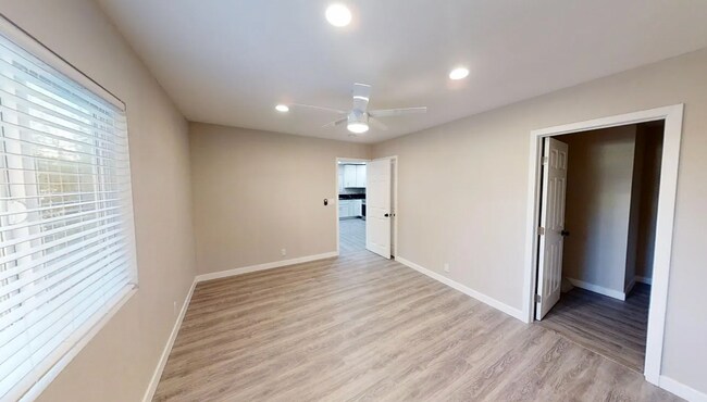 Building Photo - 5354-5356 E Falls View Dr