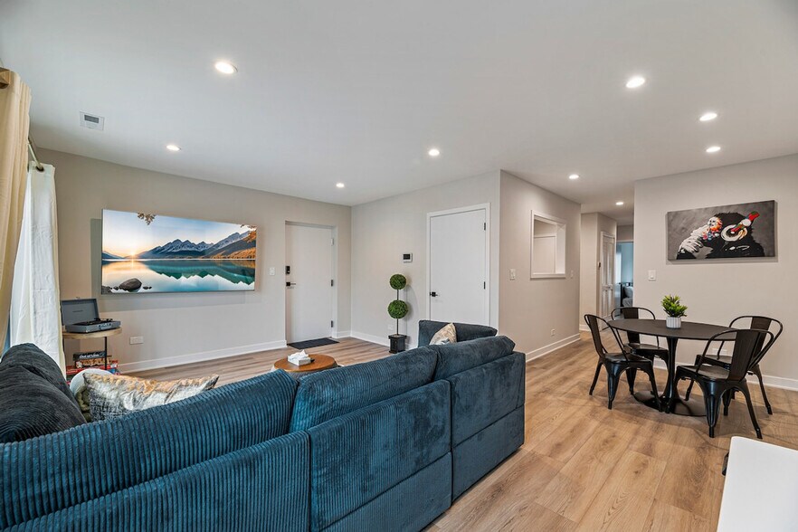 Building Photo - 2342 W Touhy Ave