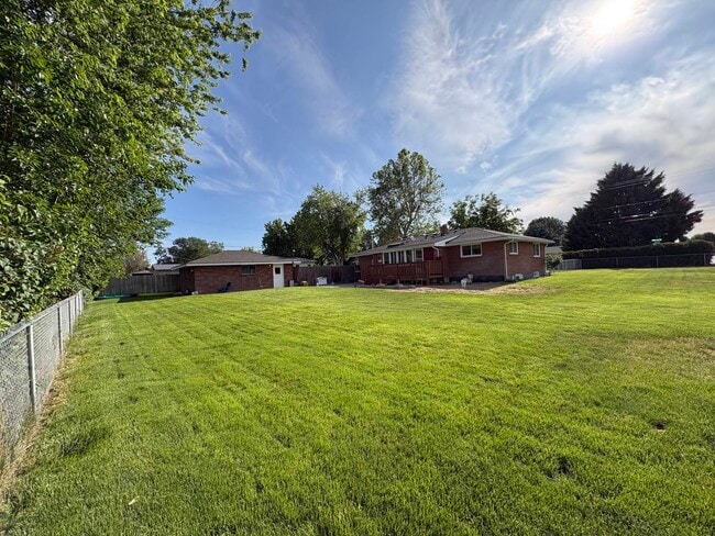 Building Photo - 821 N Rd 48