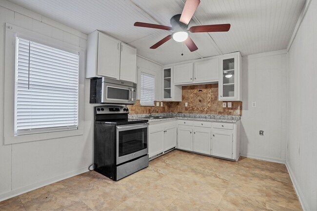 Building Photo - Welcome to your newly updated 2 bedroom, 1 bath home!