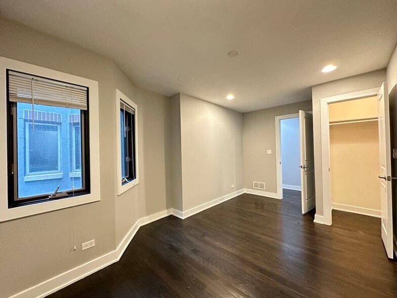 Building Photo - 907 N Damen Ave