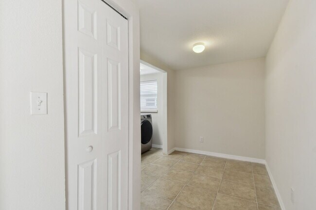 Building Photo - 345 Capri Blvd