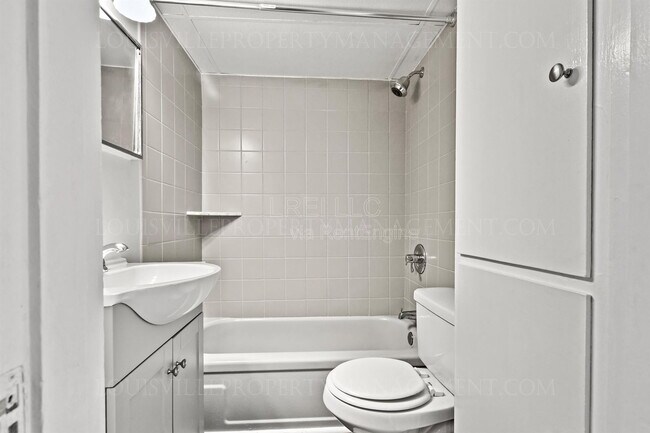 Building Photo - 319 W Lee St