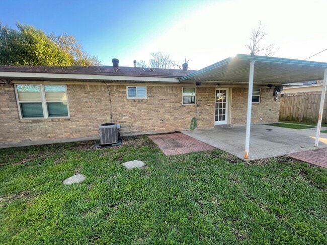 Building Photo - Sought after location in Shady Grove!