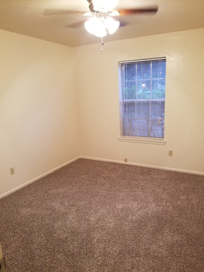 Building Photo - College Station - 2 bedroom / 1 bath Duple...