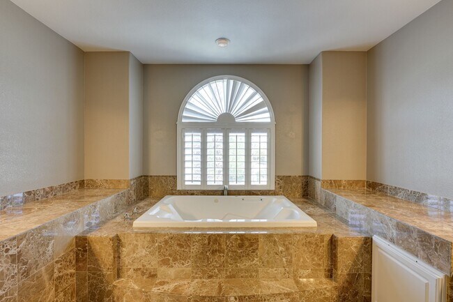 Building Photo - Luxurious 4 bd 3.5 bth Henderson Home in G...