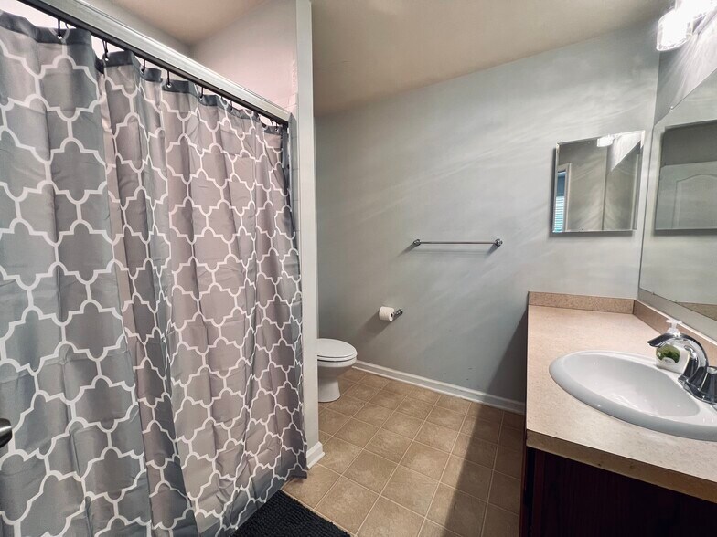 Primary ensuite bathroom. - 4148 Strawbridge Ct