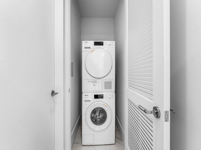 Building Photo - 220 Lake Shore Dr