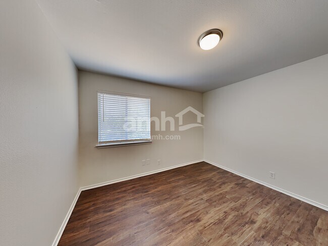 Building Photo - 9319 Foxgrove Way