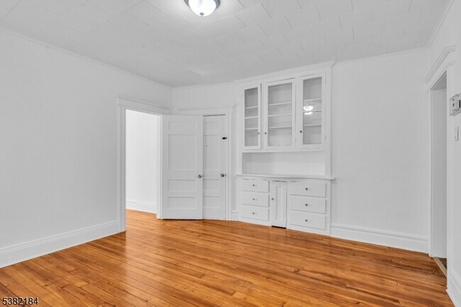 Building Photo - 937 Grove St
