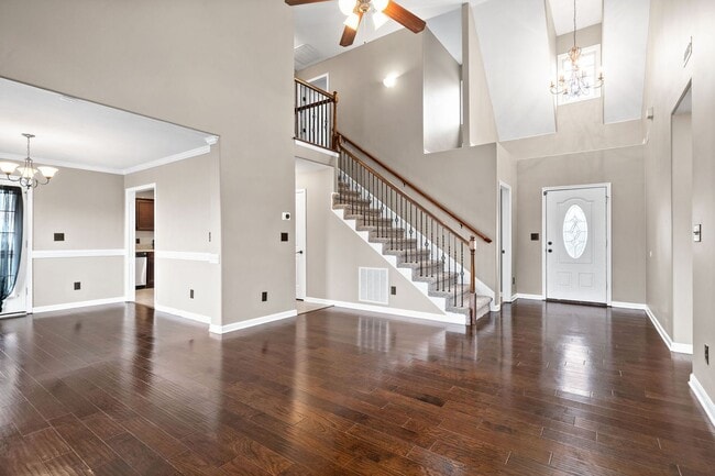 Building Photo - Pet Friendly Three Bedroom with Bonus!