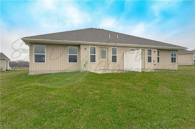 Building Photo - SPACIOUS AND MODERN DUPLEX!!!