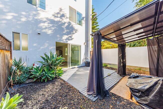 Building Photo - 1119 N Berendo St