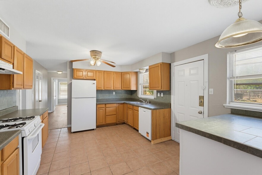 Building Photo - 618 S La Salle Dr
