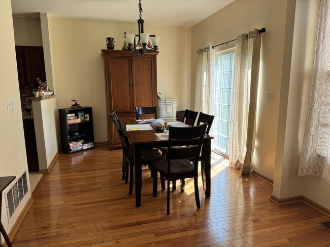 Building Photo - 605 Lakeridge Ct