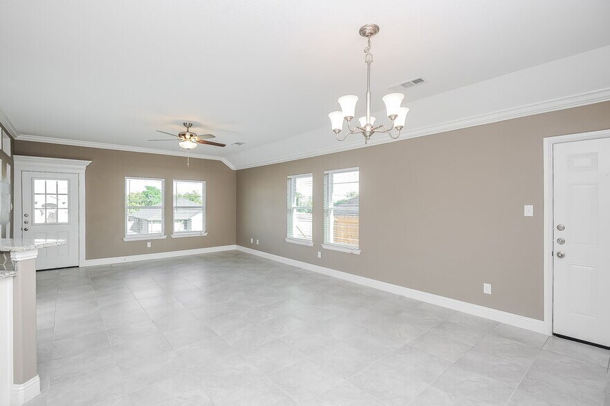 Building Photo - 811 N Ridge Dr