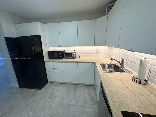 Building Photo - 2450 NE 135th St