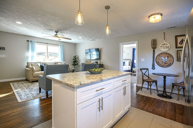 Building Photo - 941 Pine Manor