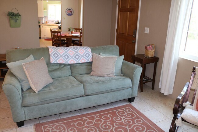 Building Photo - Two bedroom one bath fully furnished located in central Tucson!