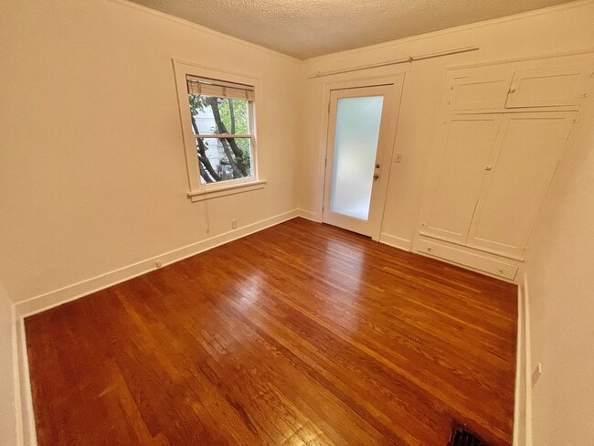 Building Photo - Upgraded 3bd/2bath Laurelhurst Home w/ Pri...