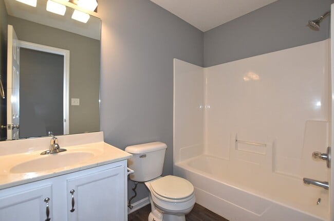 Building Photo - Three Bedroom House in Platte City