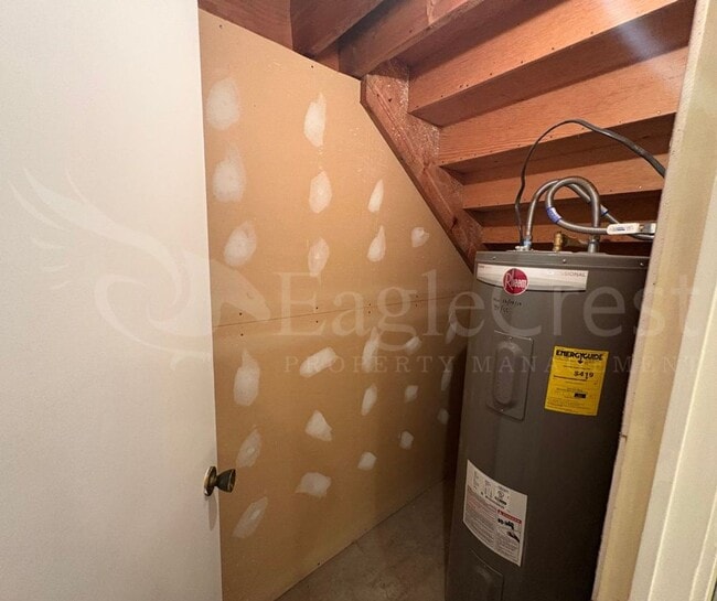 Building Photo - Three Bedroom, Two Bathroom House plus bon...
