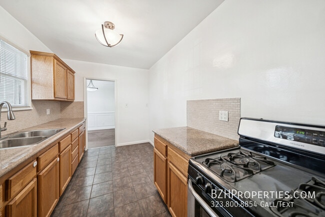 Building Photo - 7758 Rosewood Ave