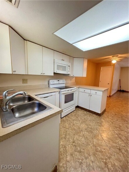 Building Photo - 1825 Oak Ln