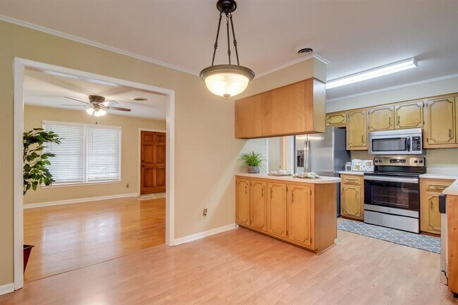 Building Photo - 3649 Lynnwood Dr