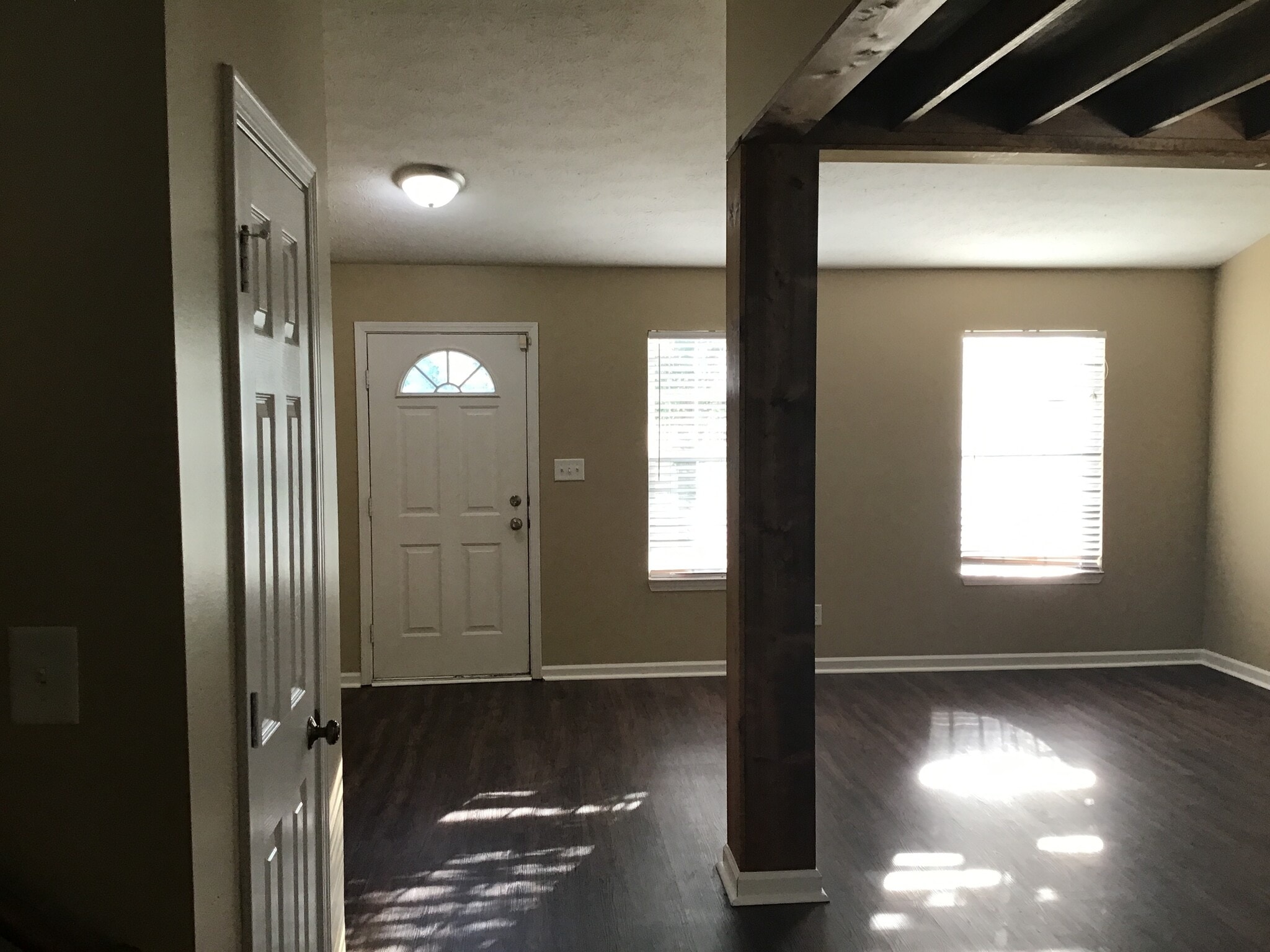 Building Photo - 1196 River Ridge Dr