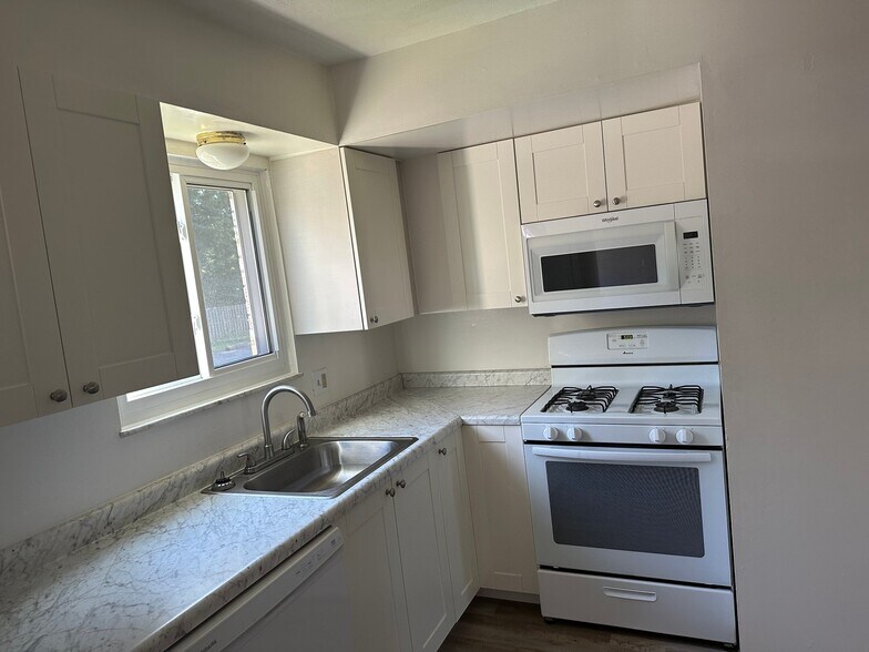 Building Photo - 670 Loomis Ave