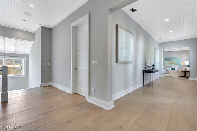 Building Photo - 160 Broad Ave S