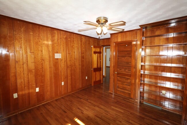 Building Photo - 204 Weil Ln