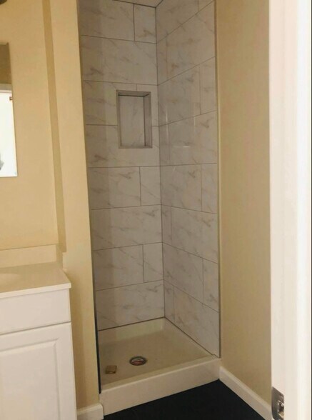 Building Photo - 14643 Chatsworth St