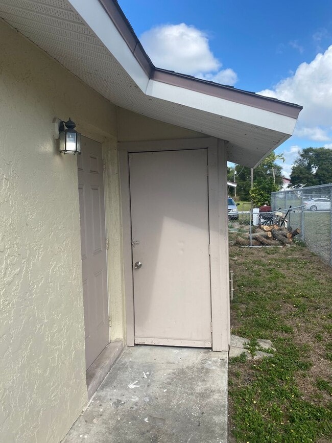 Building Photo - 2 BEDROOM, 1 BATH APARTMENT HOME - PINELLAS PARK
