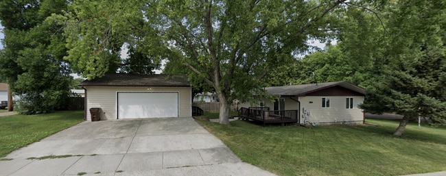 Building Photo - 3 bedroom 2 bath with garage