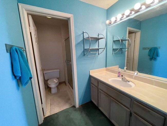 Building Photo - Spacious tri-level townhome in the heart of Hayward