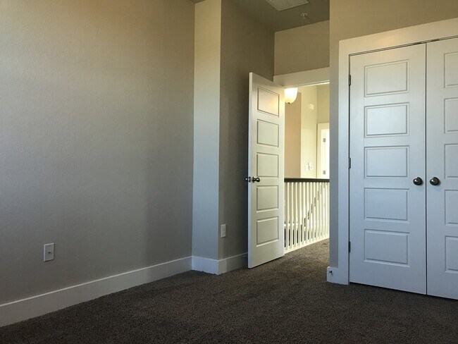 Building Photo - BEAUTIFUL TOWNHOUSE IN CRESTVIEW